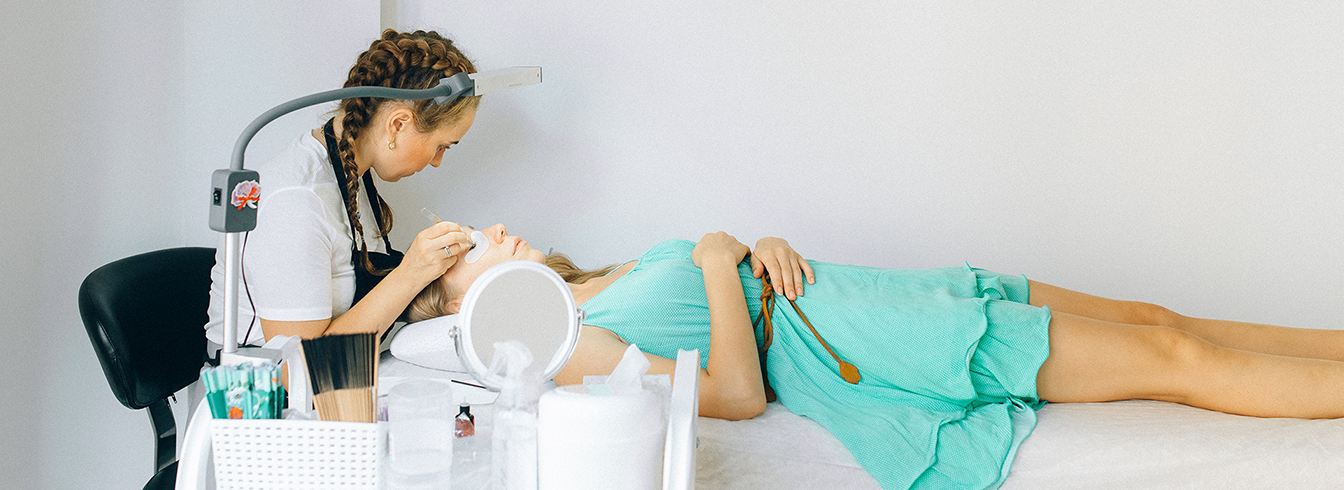 Dermaplaning facial exfoliation at Aurecutis